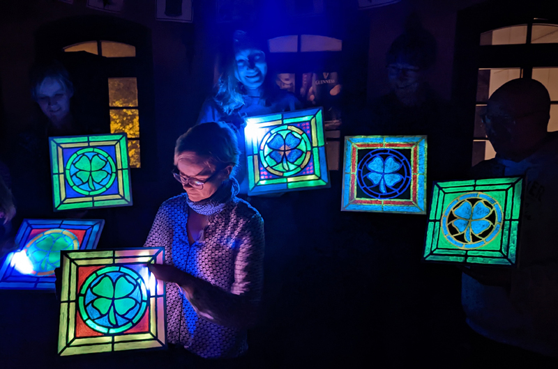 MalPub: Gäste mit fertigen fluoreszierenden Bildern Bildrechte: Lumentics