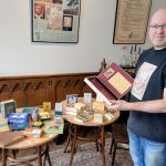 Claus Osche mit antiquarischen Spielkarten